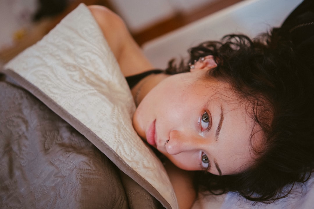 Haut in den Wechseljahren A girl laying on a bed with a pillow
